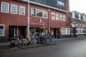 Coffeeshop Maximillian in de uitvindersbuurt in stadsdeel Oud-Zuid