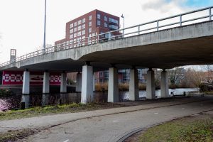 De brug van de Ringbaan-Oost over de Piushaven in Tilburg