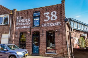 Schoenenwinkel Shoesme in de wijk Trouwlaan Uitvindersbuurt in Tilburg