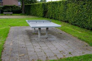 Tafeltennistafel Hogewey in het dorp Udenhout