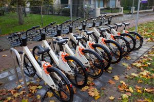 Bravo fietsen bij de bushalte Jules Verneweg in Tilburg