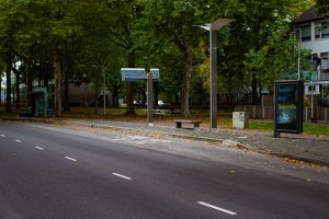 De bushalte Heikantlaan West In de wijk Stokhasselt Stadsdeel Tilburg Noord