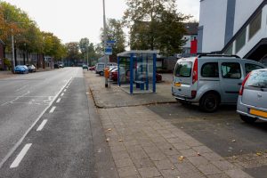 De bushalte Strausslaan in de buurt Heikant-West in stadsdeel Tilburg-Noord