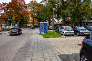 De bushalte Wagnerplein in buurt Heikant zuid-oost in stadsdeel Tilburg Noord