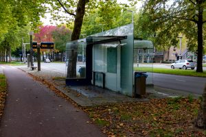 De bushalte Heikantlaan West In Tilburg Noord