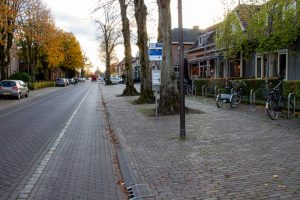 Bushalte Groenstraat in het dorp Udenhout