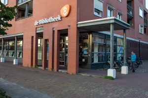 Bibliotheek Midden-Brabant en Stadswinkel Udenhout in het dorp Udenhout