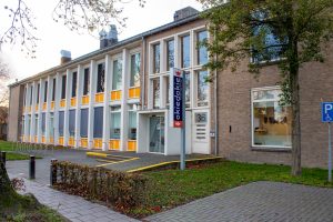 Het gebouw van Kinderdagverblijf Okiedokie en Stichting De Peppel in het dorp Udenhout