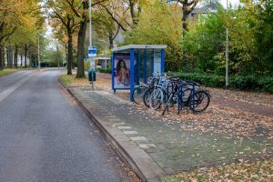 De bushalte Erasmuslaan in het dorp Berkel-Enschot