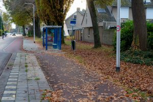 De bushalte Zwaanstraat in de wijk Rauwbraken in het dorp Berkel-Enschot