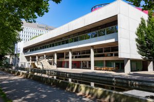 Het Academia gebouw op in op de Universiteits Campus in Tilburg