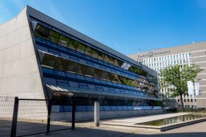 Het Academia gebouw op in op de Universiteits Campus in Tilburg