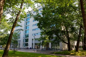 Het Tias gebouw op de Universiteits Campus in Tilburg