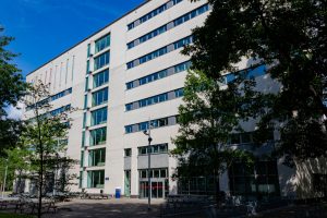 Het Tias gebouw op de Universiteits Campus in Tilburg