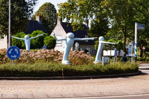 Kunstwerk De Wegwijsmannetjes op een rotonde in Berkel-Enschot