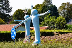 Kunstwerk De Wegwijsmannetjes op een rotonde in Berkel-Enschot