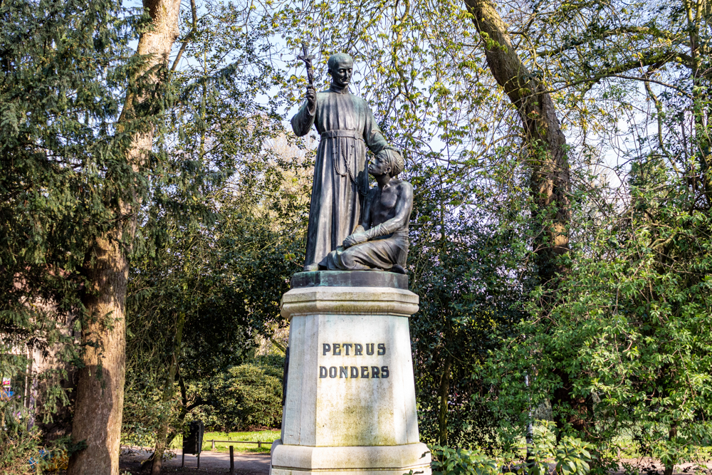 Monument Peerke Donders (1809-1887) van Maas en zonen