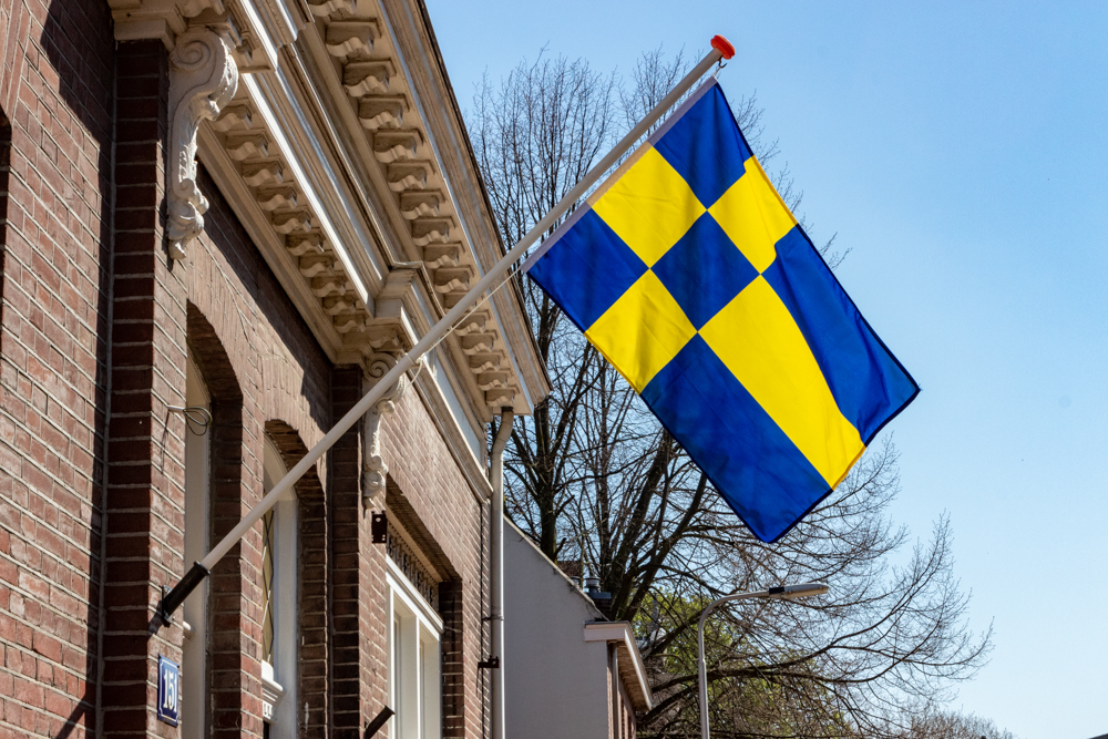 Een vlag in de Tilburgse stadskleuren