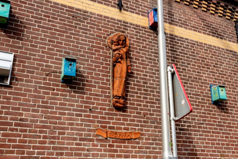 Een Mariabeeld van Jacques Maris in Tilburg