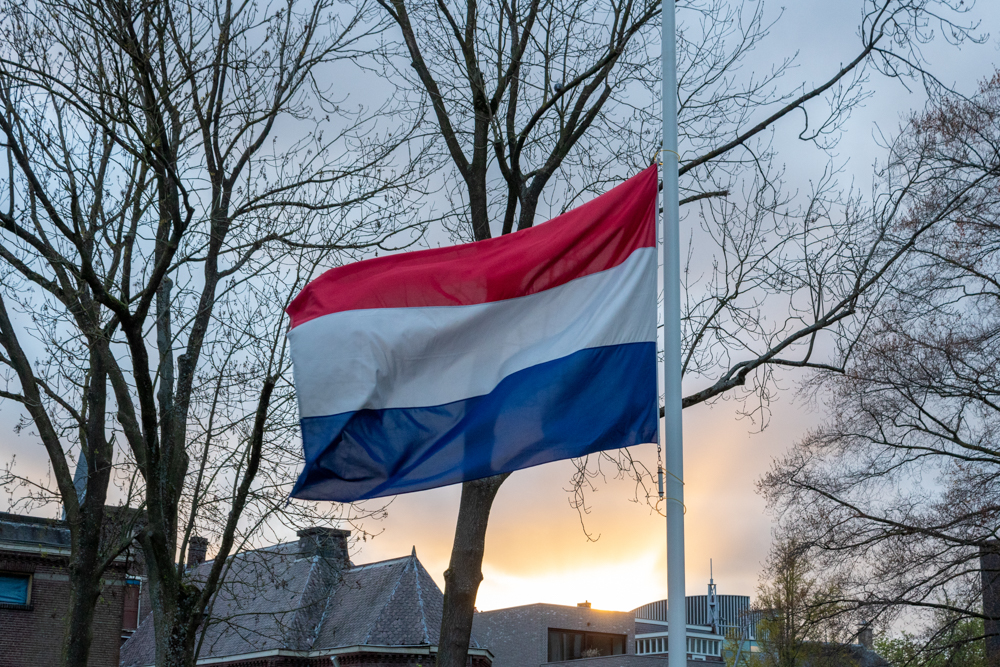 Een Nederlandse vlag Halfstok in Tilburg