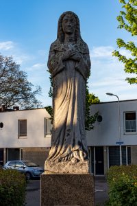 Monument Maria op het Merodeplein in Tilburg