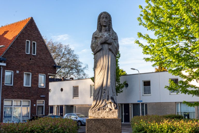 Monument Maria op het Merodeplein in Tilburg