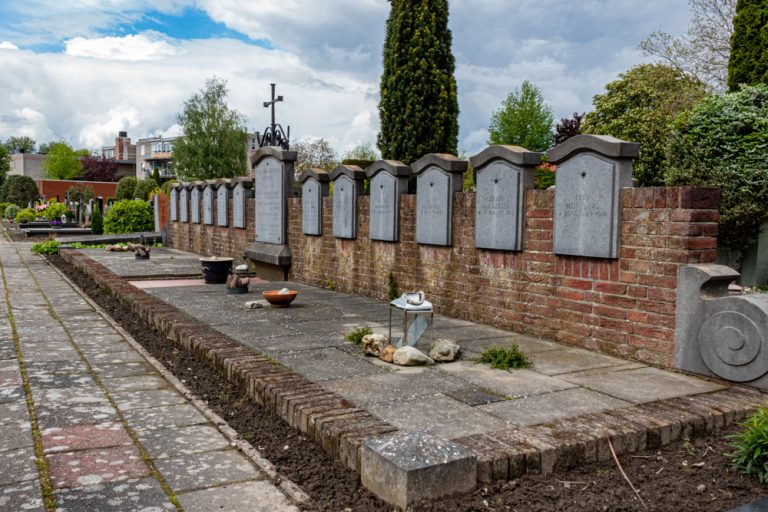 Gezamenlijk Graf Oorlogsslachtoffers T 21 op de RK Begraafplaats Hasselt