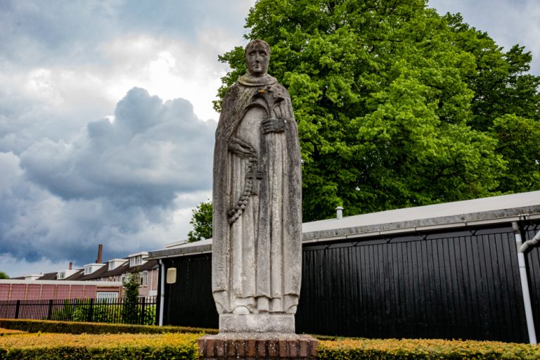 Beeld Sint Dominicus op RK Begraafplaats Hasselt in Tilburg