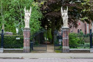 Twee apocalyptische engelen op RK Begraafplaats het Goirke in Tilburg