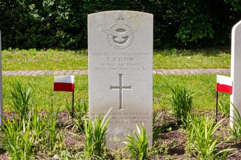 Oorlogsgraf van Soldaat F A Davis op Begraafplaats Vredehof in Tilburg