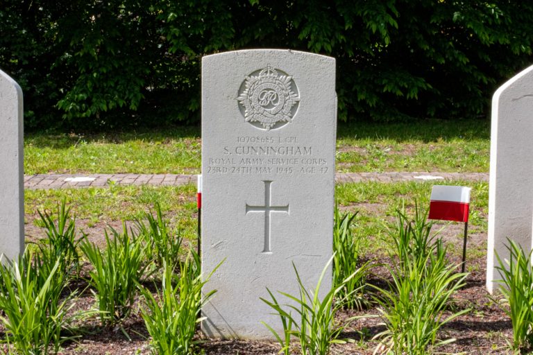 Oorlogsgraf van Soldaat S Cunningham op Begraafplaats Vredehof