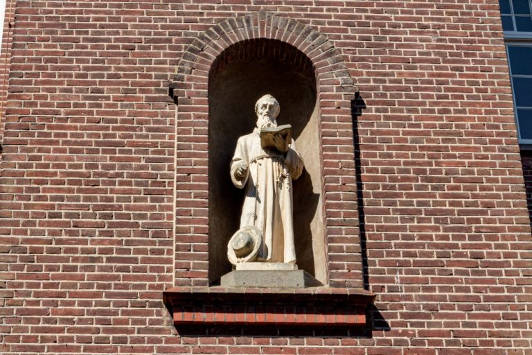 Beeld Sint Bonaventura van Fa P Verbraak en Zonen in Biezenmortel
