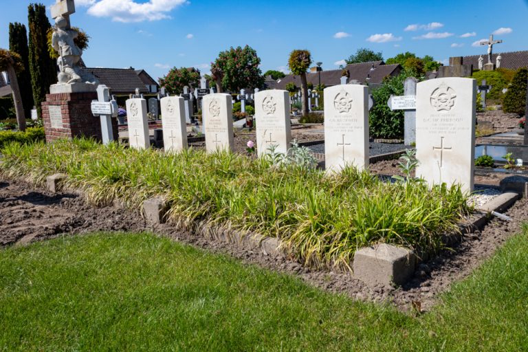 Canadese Oorlogsgraven op RK begraafplaats in Biezenmortel