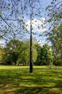 De gedenknaald voor Leonard Springer in het Leijpark