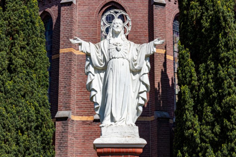 Het Heilig Hartbeeld op Landpark Assisie in Biezenmortel