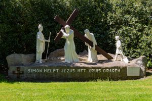 Kruiswegstatie 5 Simon helpt Jezus het kruis dragen