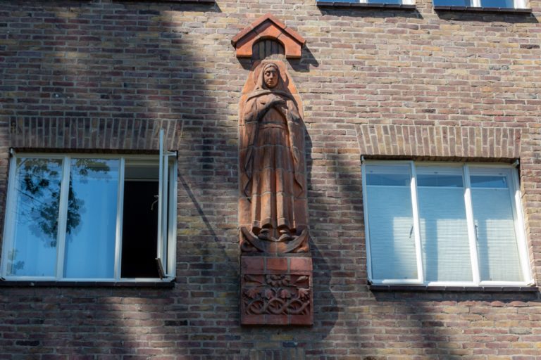Relief Maria van Lambertus Zijl in de wijk Zorgvlied in Tilburg