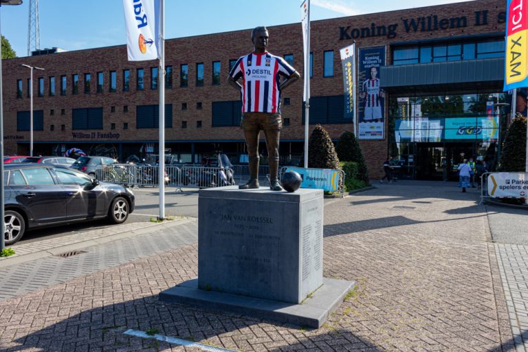 Het Standbeeld van Jan Van Roessel voor het Willem II Stadion in Tilburg