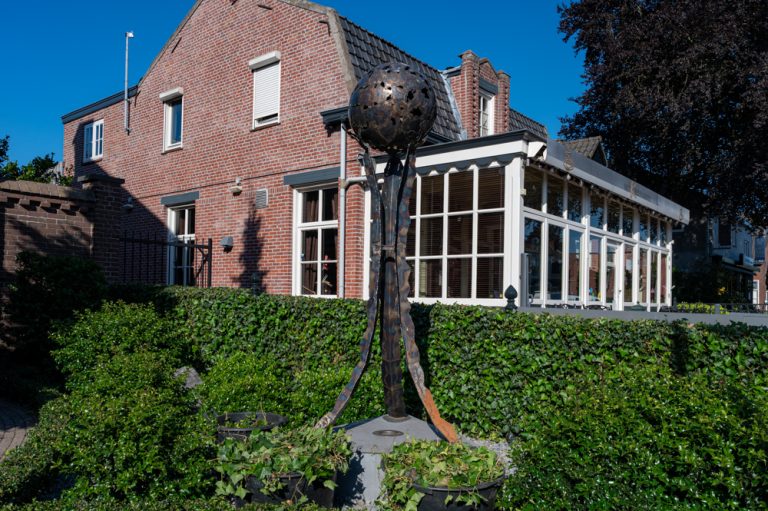 Een bol van Hans van Oene in Udenhout