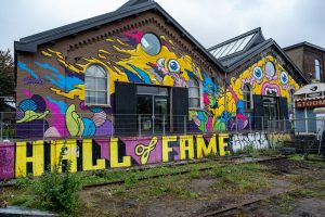 Cultuurfabriek Hall of Fame in Tilburg met Streetart Bartkira van Erik Veldmeijer op de muur