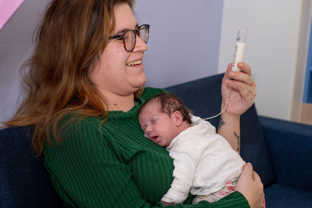 Moeder Sierra heeft samen met haar partner in het ziekenhuis geleerd hoe ze haar dochter Mae thuis sondevoeding kan geven